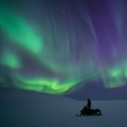 Longyearbyen : excursion privée en motoneige à la découverte des aurores boréales