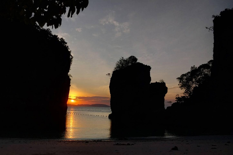 Pôr do sol nas Ilhas Hong + plâncton bioluminescente e jantar com churrasco