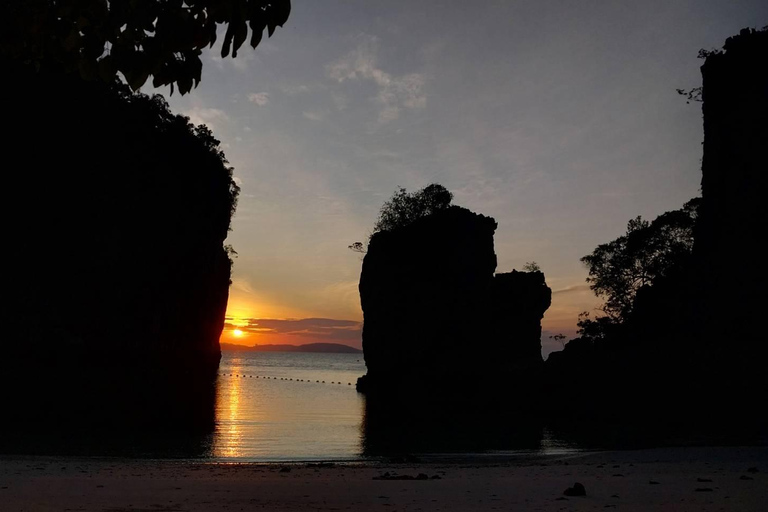 Coucher de soleil sur les îles Hong, plancton bioluminescent et dîner barbecue