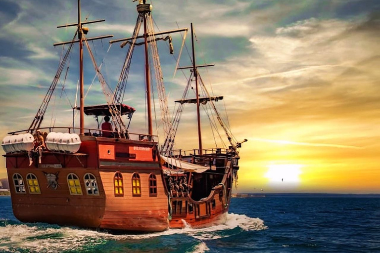 Cape Town: Jolly Roger Pirate Ship Cruise Daytime Experience