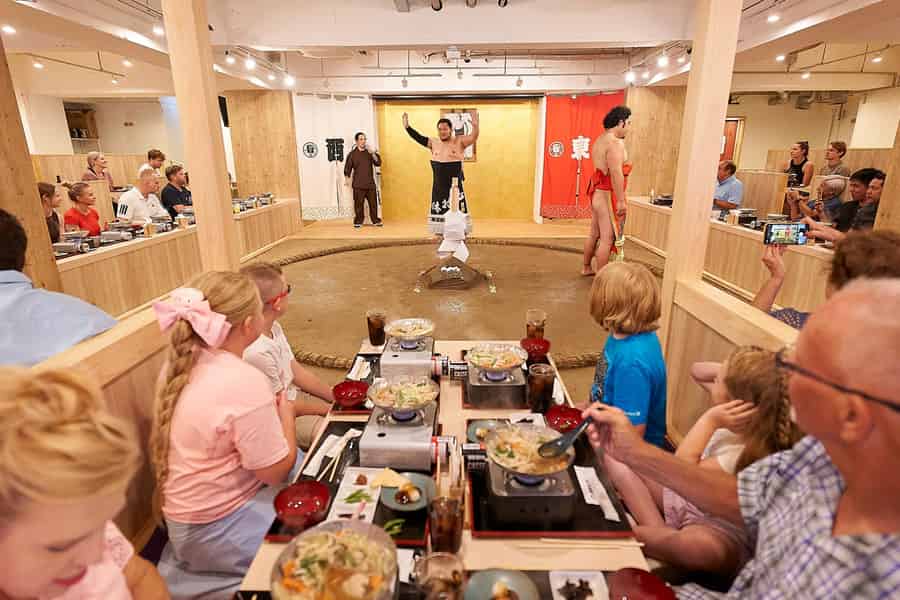 Tokio-Sumo-Erlebnis: Chanko & Mochi mit einem ehemaligen Profi. Foto: GetYourGuide Tokio-Sumo-Erlebnis: Chanko & Mochi mit einem ehemaligen Profi. Foto: GetYourGuide