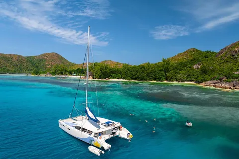 Tour de l'île Cousin, Curieuse et St Pierre en catamaran