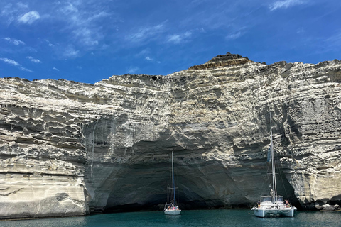 Lo mejor de Milos en velero: Kleftiko, playas y almuerzo griego