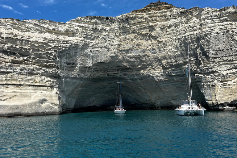 Lo mejor de Milos en velero: Kleftiko, playas y almuerzo griego