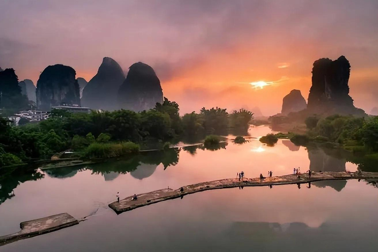 Yangshuo dévoilée : vue sur le karst, dérive en bambou et coucher de soleil en trainGuide pour les autres langues