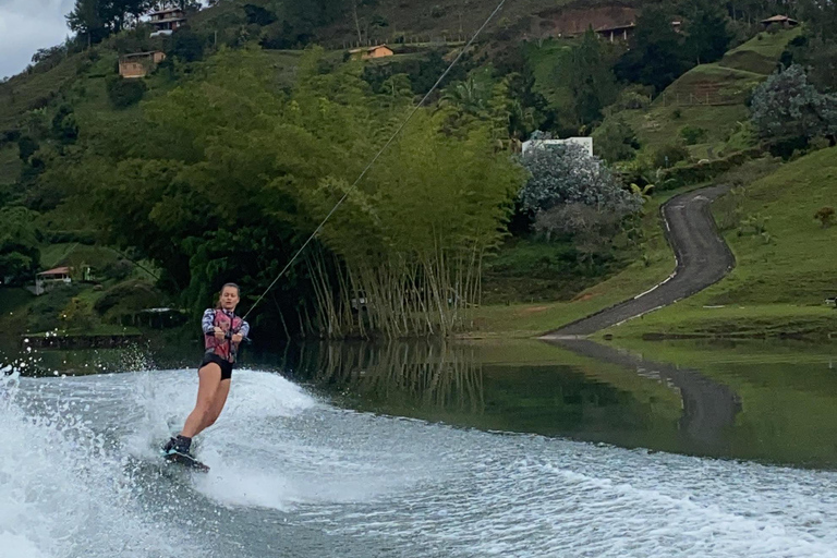 Da Guatape: 1 ora di WakeboardDa Guatape: Wakeboard