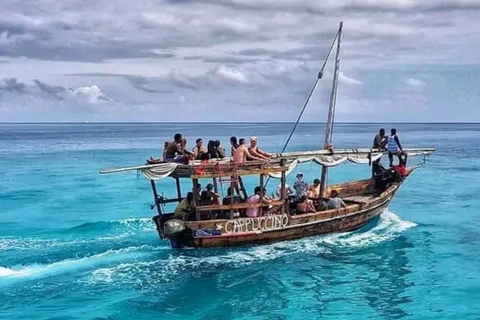 Zanzibar: Snorkeling nell&#039;atollo di Mnemba e crociera in dhow al tramonto