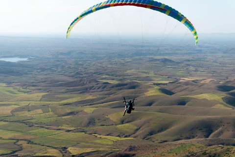 Marrakech: Parapente sobre el desierto de Agafay y vistas al monte Atlas