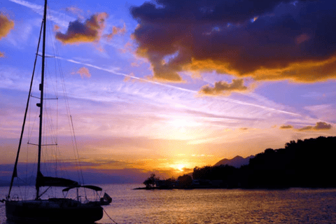 Santa Marta: Sunset Catamaran Cruise with DJ & Wine