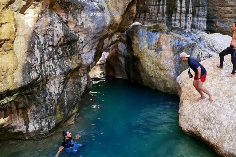 Muscat: Wadi Tiwi, Mibam, Frankincense Tree & Beach Tour