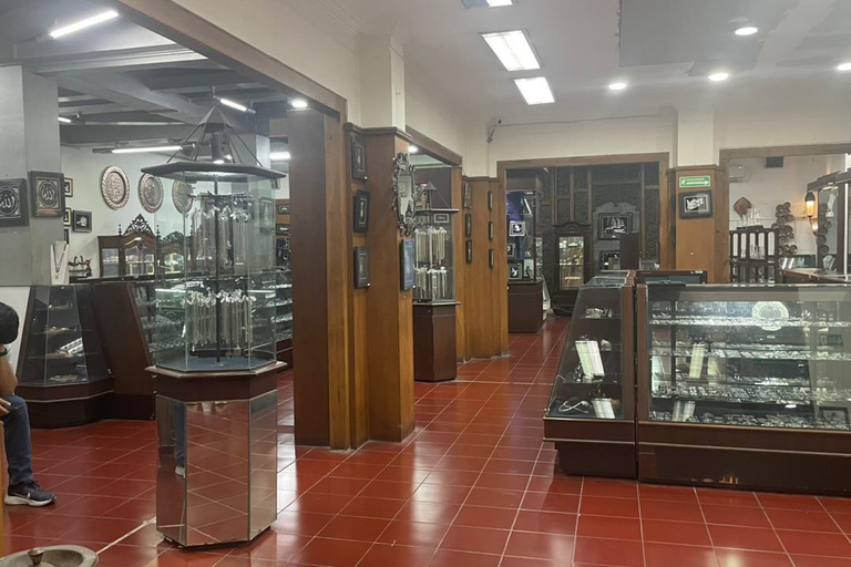 Yogyakarta: o Reino Mataram permanece com o artesanato em prataYogyakarta: Vestígios do Reino Mataram com exposição de prata