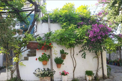 Assites de aldea tradicional cretense, con comida y bebida