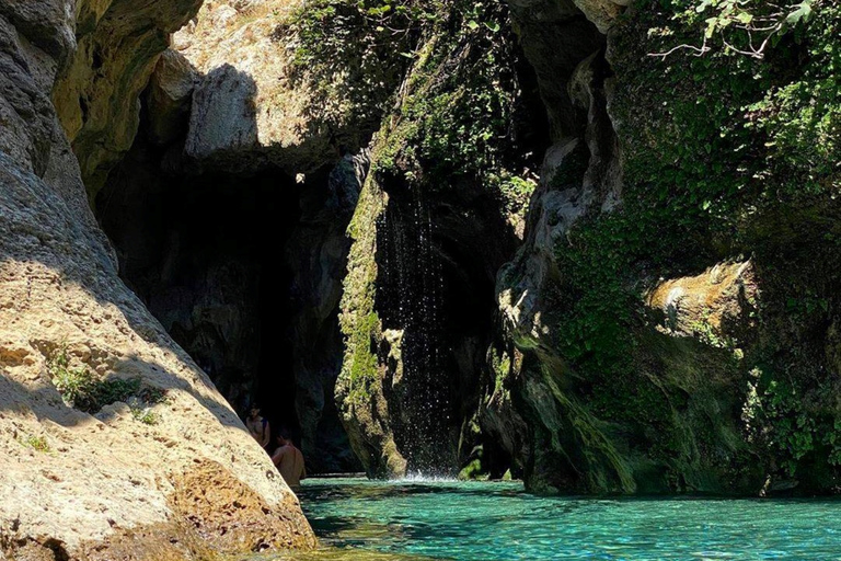 Von Rethymno aus: Fluss-Trekking in der Kourtaliotiko-SchluchtTreffpunkt