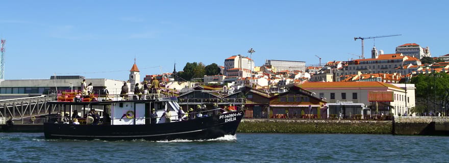 Cascais : croisière au coucher du soleil vers Lisbonne avec open bar