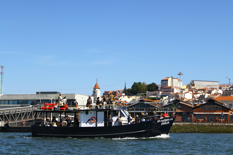 Cascais: Sunset Cruise to Lisbon with Open Bar