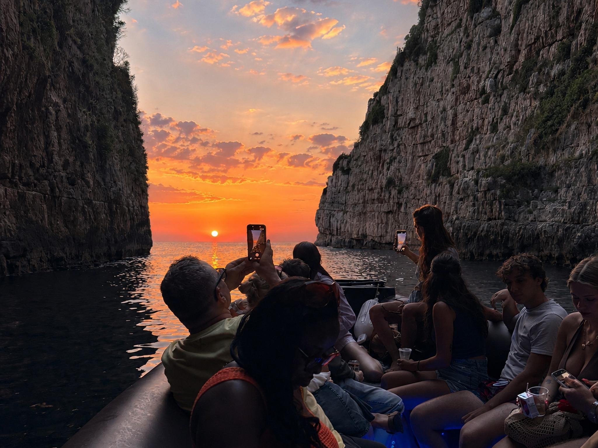 Vlorë: Schnellboot-Tour bei Sonnenuntergang zur Haxhi-Ali-Höhle mit Wein
