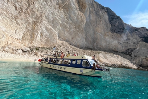 Zakynthos: Rejs wycieczkowy łodzią ze szklanym dnem do wraku statku i błękitnych jaskińRejs wycieczkowy łodzią ze szklanym dnem do wraku statku, jaskiń i białej plaży
