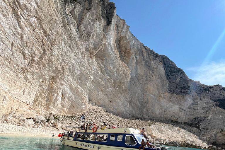 Zakynthos: Rejs wycieczkowy łodzią ze szklanym dnem do wraku statku i błękitnych jaskińPółdniowa wycieczka do wraku statku, jaskiń, białej plaży i Xigia