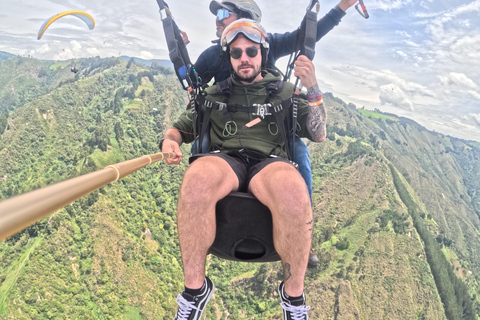 Medellin, San Felix: Paragliding Dejavu, die magische Erfahrung des FliegensMedellin, San Felix: Gleitschirmfliegen Dejavu, Stadtflug 20 min.