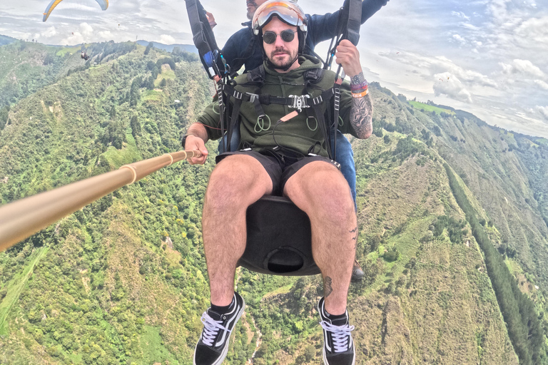 Medellin, San Felix: Paragliding Dejavu, die magische Erfahrung des FliegensMedellin, San Felix: Gleitschirmfliegen Dejavu, Stadtflug 20 min.