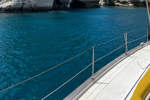 Lo mejor de Milos en velero: Kleftiko, playas y almuerzo griego