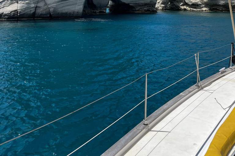 Lo mejor de Milos en velero: Kleftiko, playas y almuerzo griego