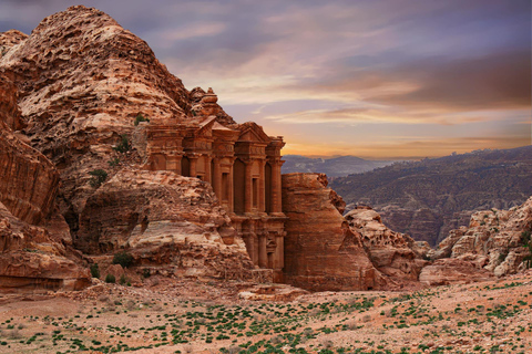 Depuis Amman : excursion privée de 2 jours à Pétra, Wadi Rum et la mer MorteTransport et hébergement