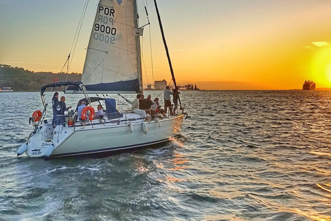 Lisboa:Sunset Sailing Tour at Tagus River with welcome drink