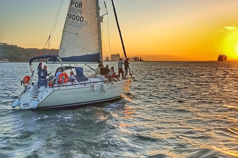 Lisboa:Sunset Sailing Tour at Tagus River with welcome drink