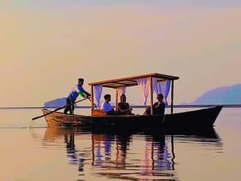 Ko Lanta: Sunrise Gondola Boat Ride with Breakfast