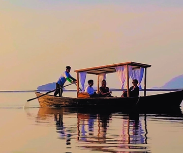 Ko Lanta: Sunrise Gondola Boat Ride with Breakfast