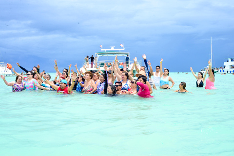 Punta Cana: Saona Island Catamaran in Caribbean Deluxe VIP