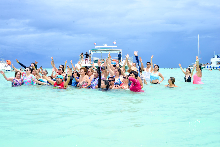 Punta Cana: Saona Island Catamaran in Caribbean Deluxe VIP