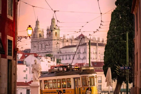 Lisbon:Private Sightseeing TukTuk Tour: Alfama, Belém & More 1.5-H Classic Tour Old Town
