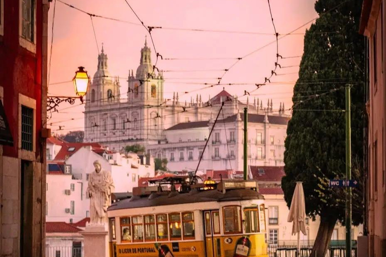 Lisbon:Private Sightseeing TukTuk Tour: Alfama, Belém & More 1.5-H Classic Tour Old Town