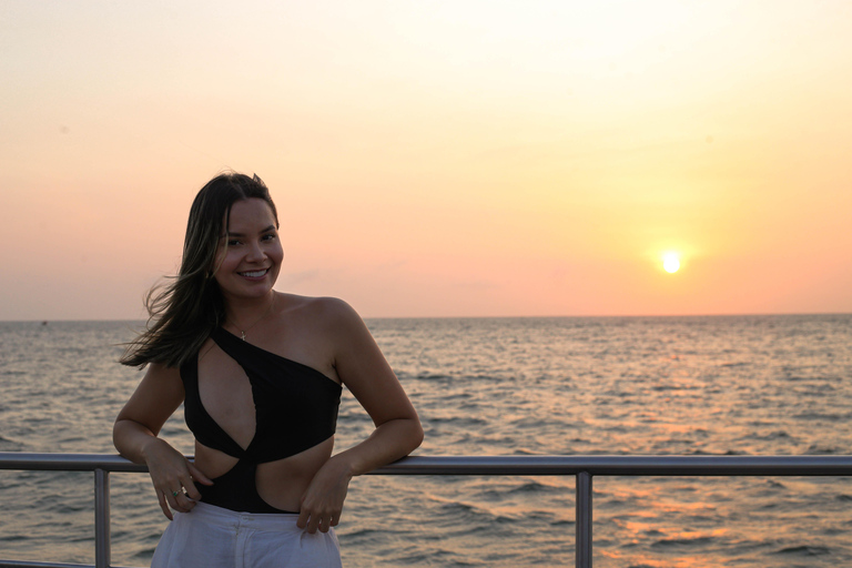 Cartagena: Luxury sunset bay tour in Catamarán with Open Bar