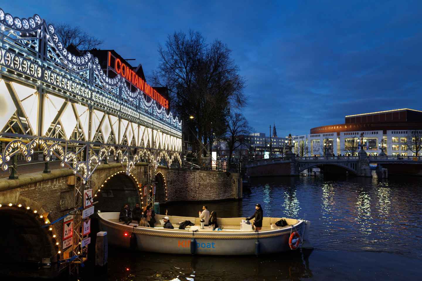 Amsterdam: Ljósahátíðar Bátferð með Heitum Drykkjum