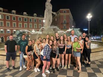 Vie nocturne à Lille : tournée des bars internationaux, shots gratuits et jeux