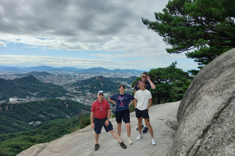 Excursión a pie por la montaña Bukhansan - 6 horas