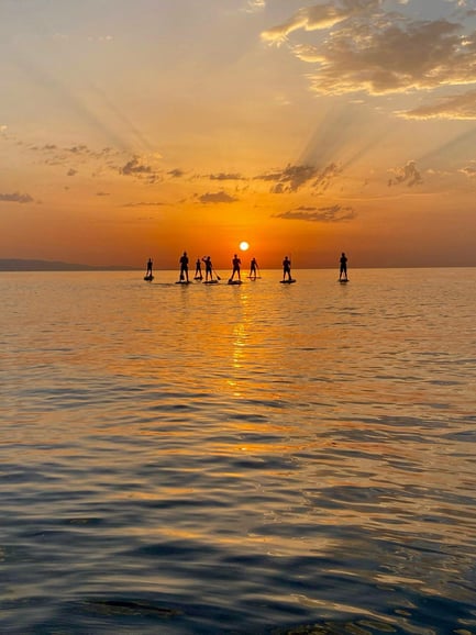 Barcelona: Sesión de SUP al amanecer con vídeo 4K y bebidas