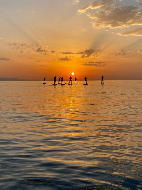 Barcelona: Sesión de SUP al amanecer con vídeo 4K y bebidas