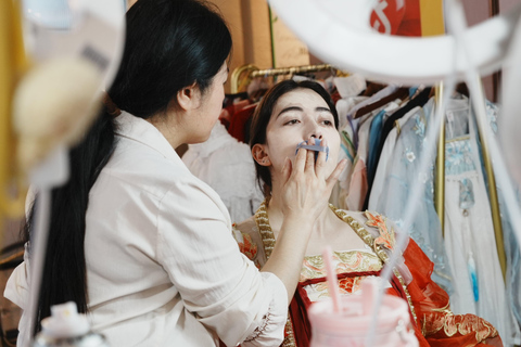 Shanghai: Yu Garden Hanfu Experience with Photoshoot Professional Makeup + Yuyuan Garden Tou