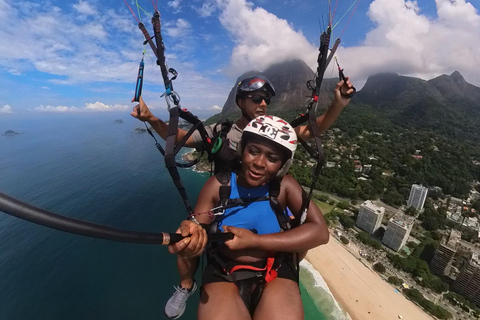 Paragliding flight with the most beautiful view of Rio de Janeiro Paragliding with the most beautiful view of Rio de Janeiro