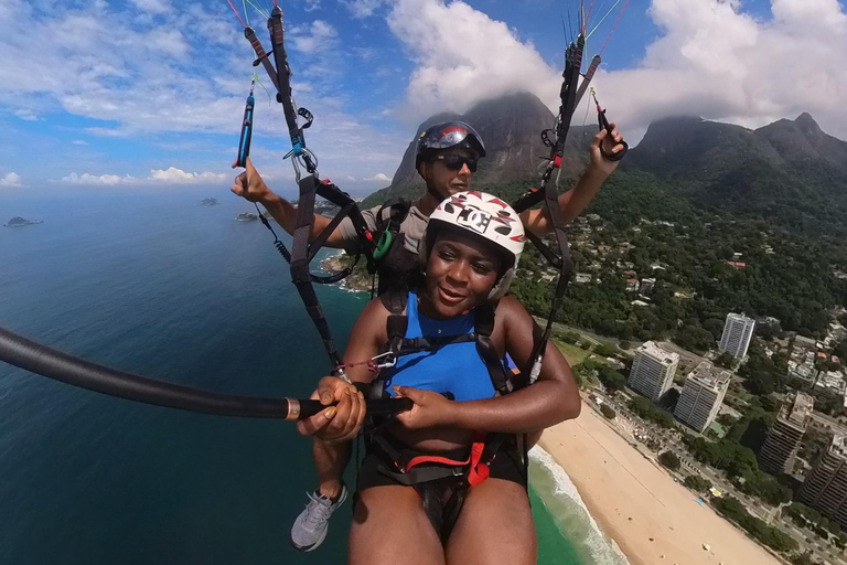 Paragliding flight with the most beautiful view of Rio de Janeiro Paragliding with the most beautiful view of Rio de Janeiro