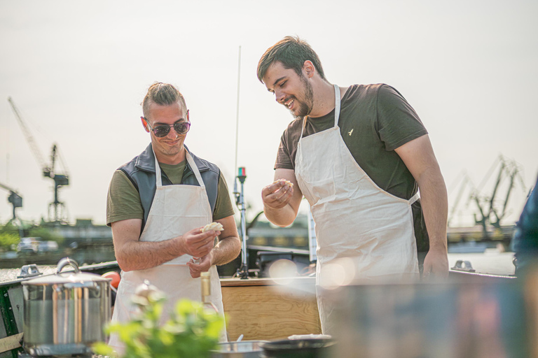 Gdańsk : croisière dans le chantier naval et le port avec dégustation de pierogiGdańsk : visite du chantier naval et du port avec dégustation de pierogi