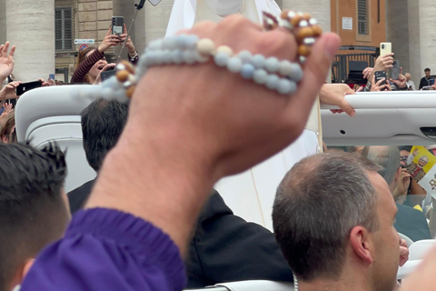 Newlywed couples blessing during Pope Leone XIV audience