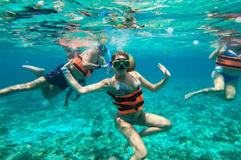 Catamarán, snorkel y almuerzo buffet en Isla Mujeres