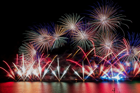 Sliema: Fernandes Fireworks Festival Cruise w/ Dinner+Drinks Without Transportation