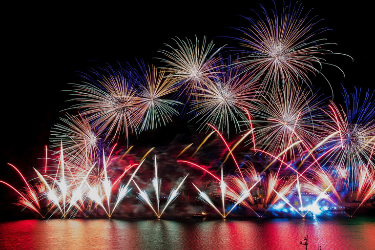 Sliema: Fernandes Fireworks Festival Cruise w/ Dinner+Drinks Without Transportation
