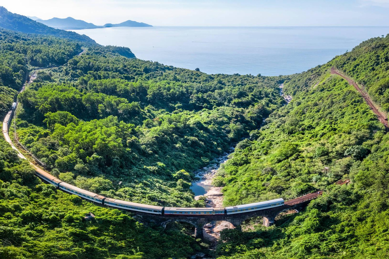 Hue : Transfert vers/depuis Hoi An en voiture privée via le col de Hai VanDe Hue à Hoi An en passant par le col de Hai Van, la montagne de Marbre et plus encore